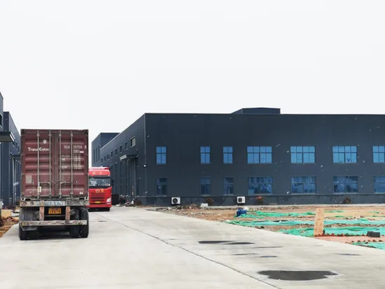 Fabricante de painéis de fachada de alumínio com revestimento PVDF de cor prata brilhante de design moderno, materiais compostos de alumínio à prova de fogo de grau FRB1